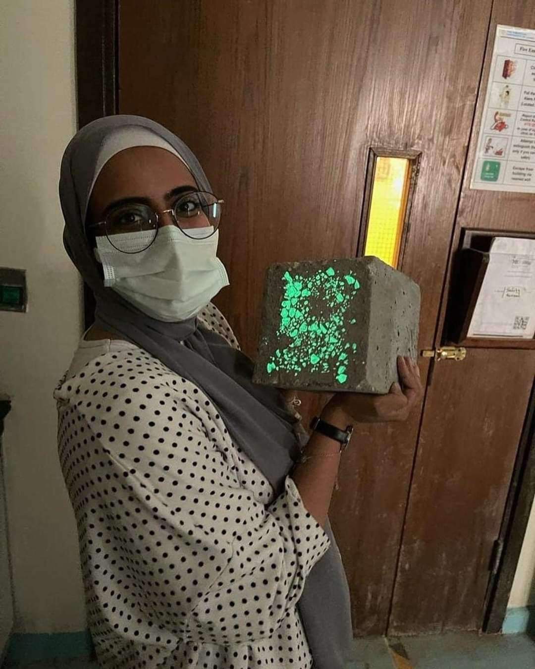طالبات كلية الهندسة بالجامعة الأمريكية يبتكرن خرسانة ذاتية الإنارة