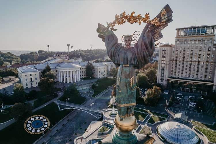 مائة يوم من الحرب في أوكرانيا: UNSECO تتحقق من الأضرار التي لحقت 139 موقعًا ، كييف ، أوكرانيا ، سبتمبر 2021: ميدان Maidan Nezalezhnosti - منظر جوي بطائرة بدون طيار. نصب الاستقلال .. صورة من موقع Shutterstock