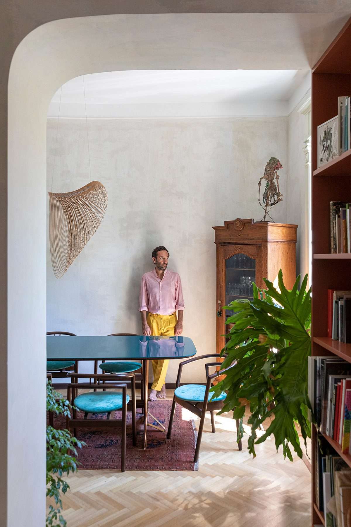 ربما تحتوي الصورة على أثاث Human Person Home Decor Chair ، Bookcase Interior Design ، Inoors Shelf and Room
