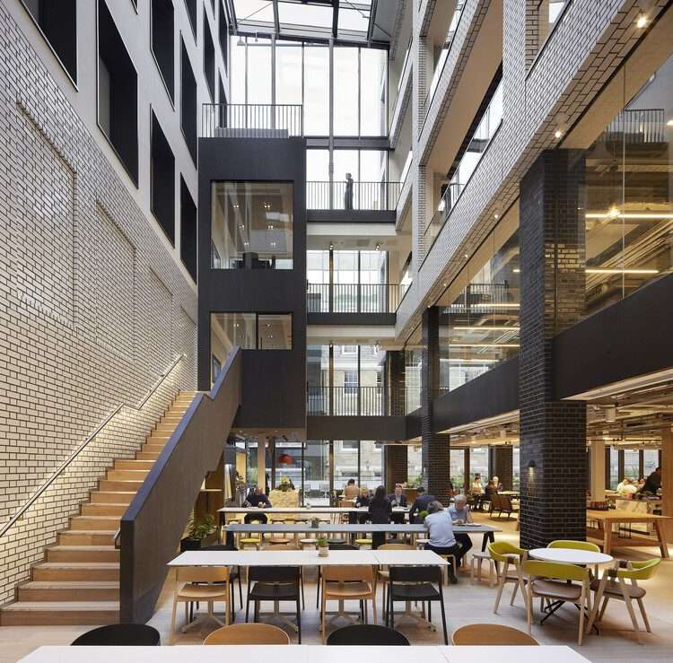Henrietta House / MoreySmith - تصوير داخلي ، غرفة طعام ، طاولة ، رفوف ، كرسي ، عارضة ، واجهة ، نوافذ