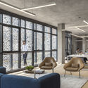 مكتب الملفات الشخصية / Belzberg Architects - التصوير الداخلي ، غرفة المعيشة ، الطاولة ، الأريكة ، النوافذ ، الكرسي ، الشعاع