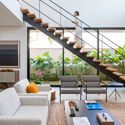 LP House / lb + mr - التصوير الداخلي ، غرفة المعيشة ، أريكة ، طاولة ، نوافذ ، كرسي ، سلالم ، فناء