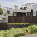 منزل متتالي / Tamara Wibowo Architects - تصوير خارجي ، سياج ، نوافذ ، واجهة ، حديقة
