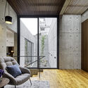 منزل متتالي / Tamara Wibowo Architects - التصوير الداخلي ، غرفة المعيشة ، النوافذ ، الشعاع