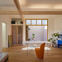 Cat-tagonal House / BUS Architecture - التصوير الداخلي ، طاولة ، نوافذ ، كرسي ، عارضة