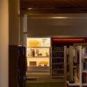 مكتبة Te Ara Ātea ومركز المجتمع / Warren & Mahoney - التصوير الداخلي ، خزانة ، رفوف