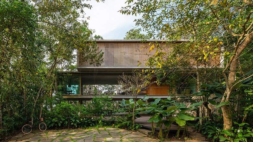 stacked + elevated, studio MK27's 'casa azul' seemingly fades into the brazilian flora