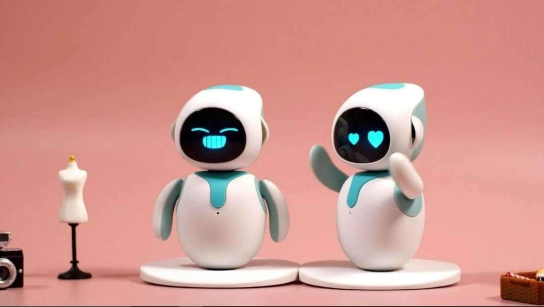 Eilik is a social, interactive desktop robot companion Eilik هو رفيق روبوت اجتماعي تفاعلي على سطح المكتب