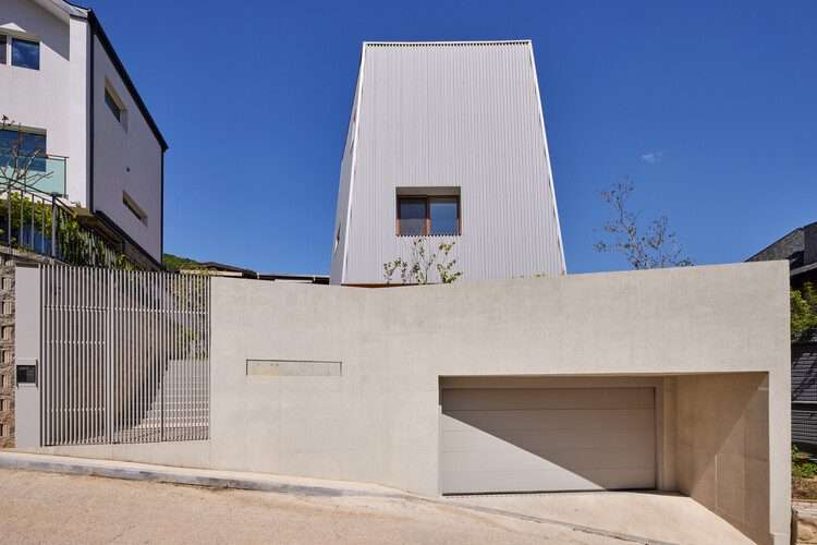 Cat-tagonal House / BUS Architecture - التصوير الخارجي ، النوافذ ، الواجهة ، الخرسانة