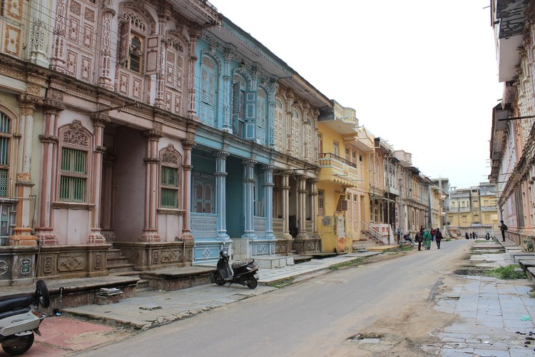 The Veranda: A Disappearing Threshold Space in India - Image 1 of 6