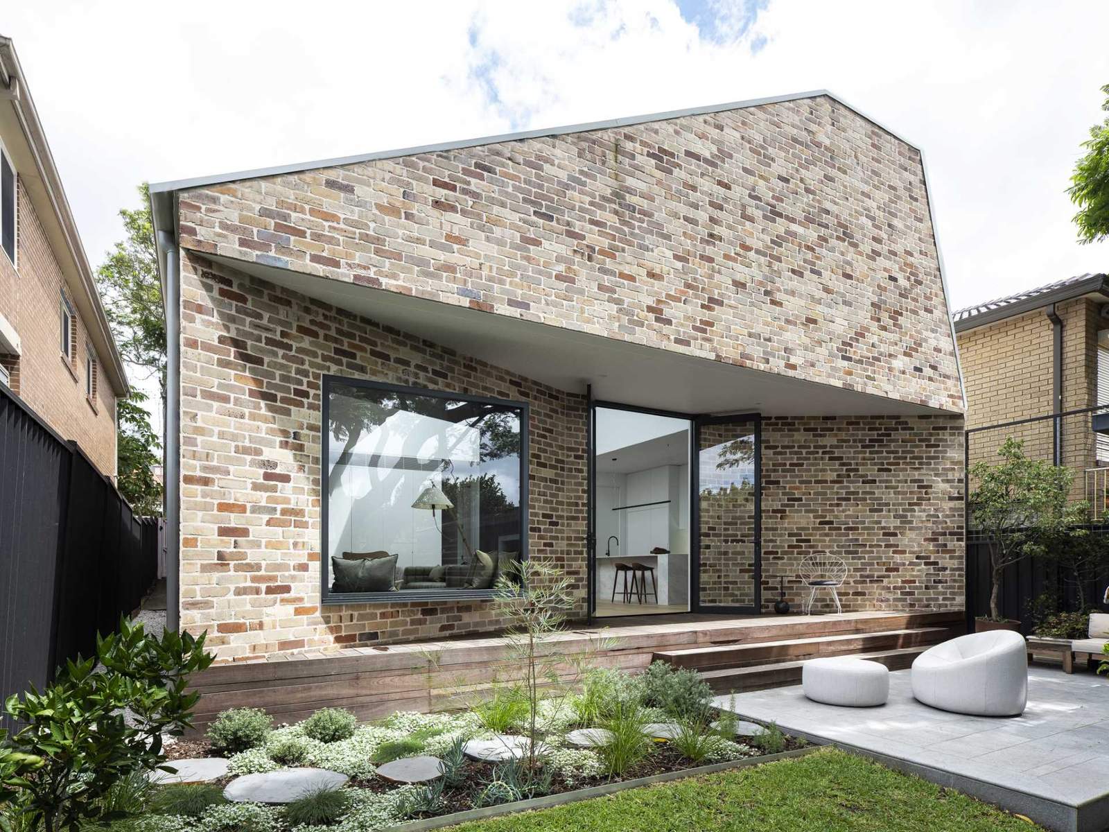 أكملت Carla Middleton Architecture مؤخرًا تجديد منزل في سيدني ، أستراليا ، وتم تضمينها في التصميم المحدث ، وهي إضافة خلفية مبنية من الطوب المعاد تدويره.