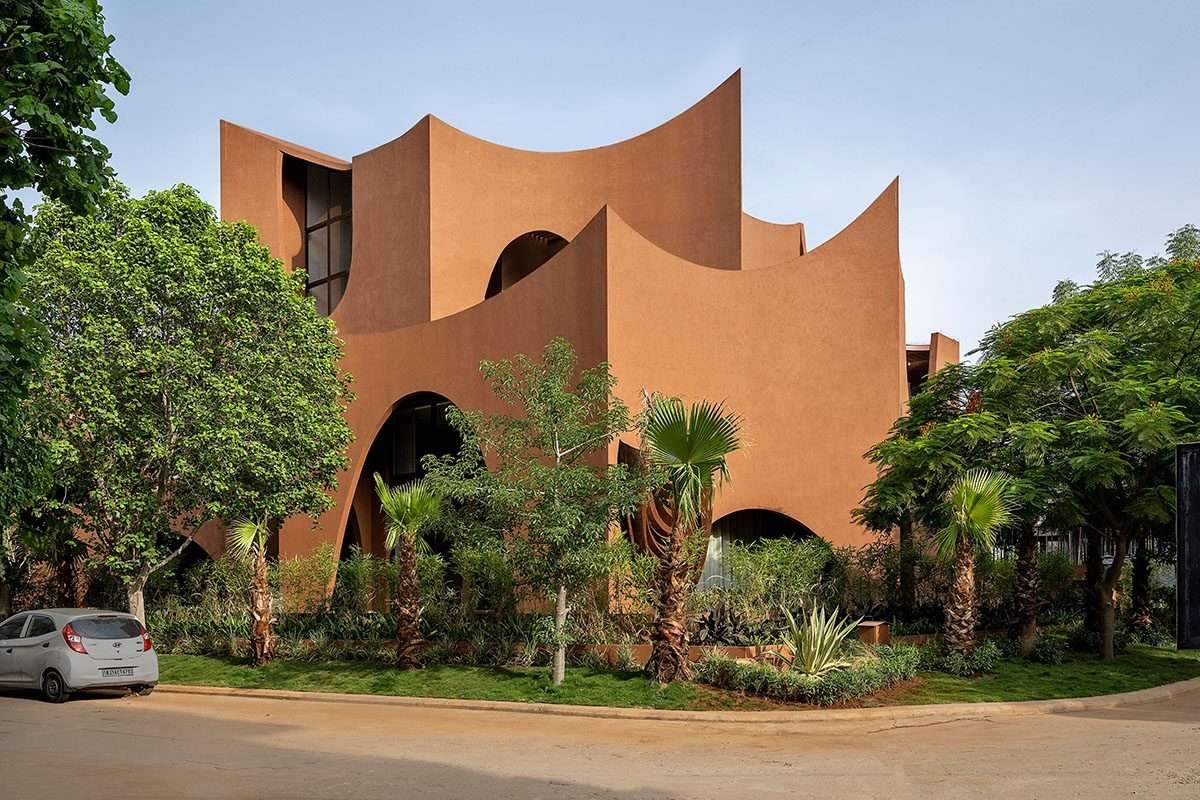 نحت Mirai House بأقواس شديدة الإنحدار للإستجابة للمناخ الصحراوي الحار فى الهند