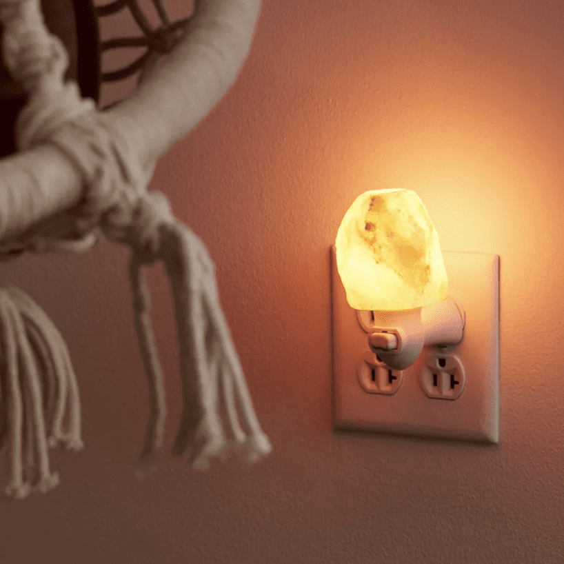 ربما تحتوي الصورة على: Light و Human و Person و Lightbulb