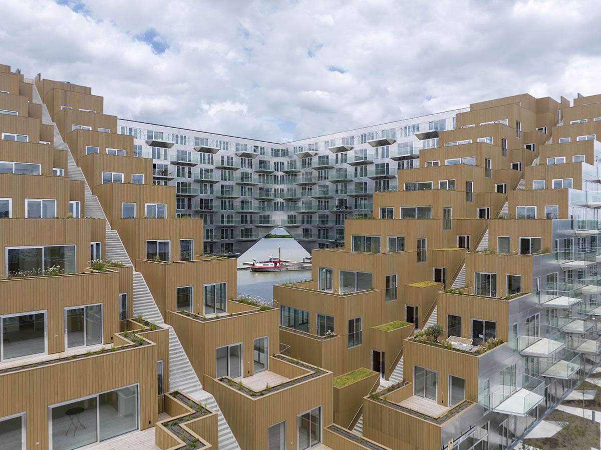 Building a triangular housing block whose cantilevered corner forms a gate