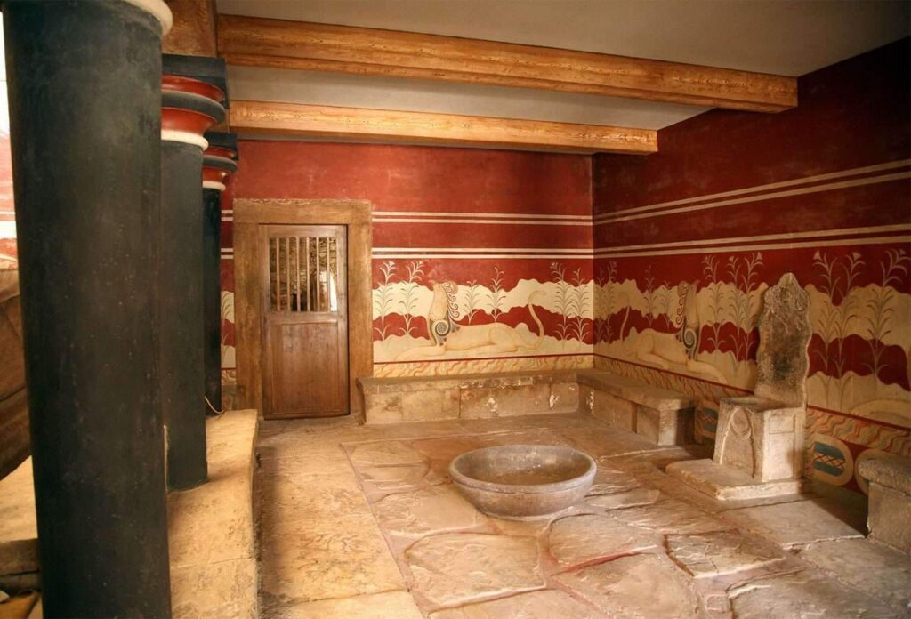"نموذج معماري يظهر تصميمًا داخليًا تقليديًا مستوحى من الحضارة القديمة مع زخارف جدارية فنية"