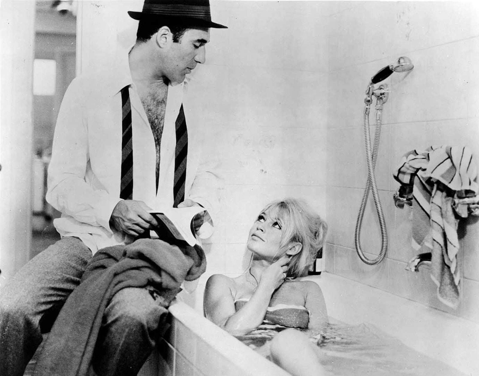 ربما تحتوي الصورة على قبعة وملابس Brigitte Bardot Human Person Tub Bathtub Bathtub Clothing and Apparel