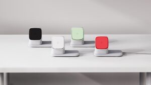 Chau: a wireless charger the size of a pop socket Chau: شاحن لاسلكي بحجم مأخذ توصيل منبثق