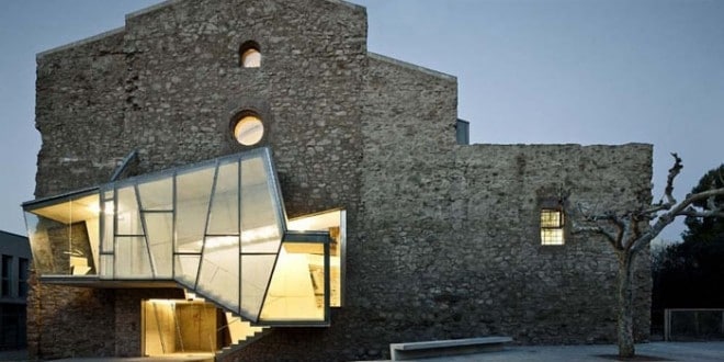 "Architectural model blending traditional elements with modern details in an innovative interior design"