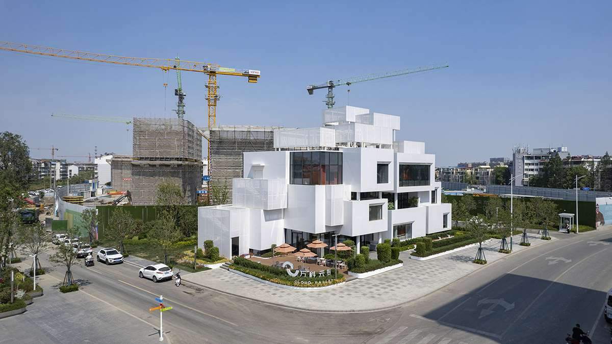 Complete the Living Theater Mount in white stacked volumes in China