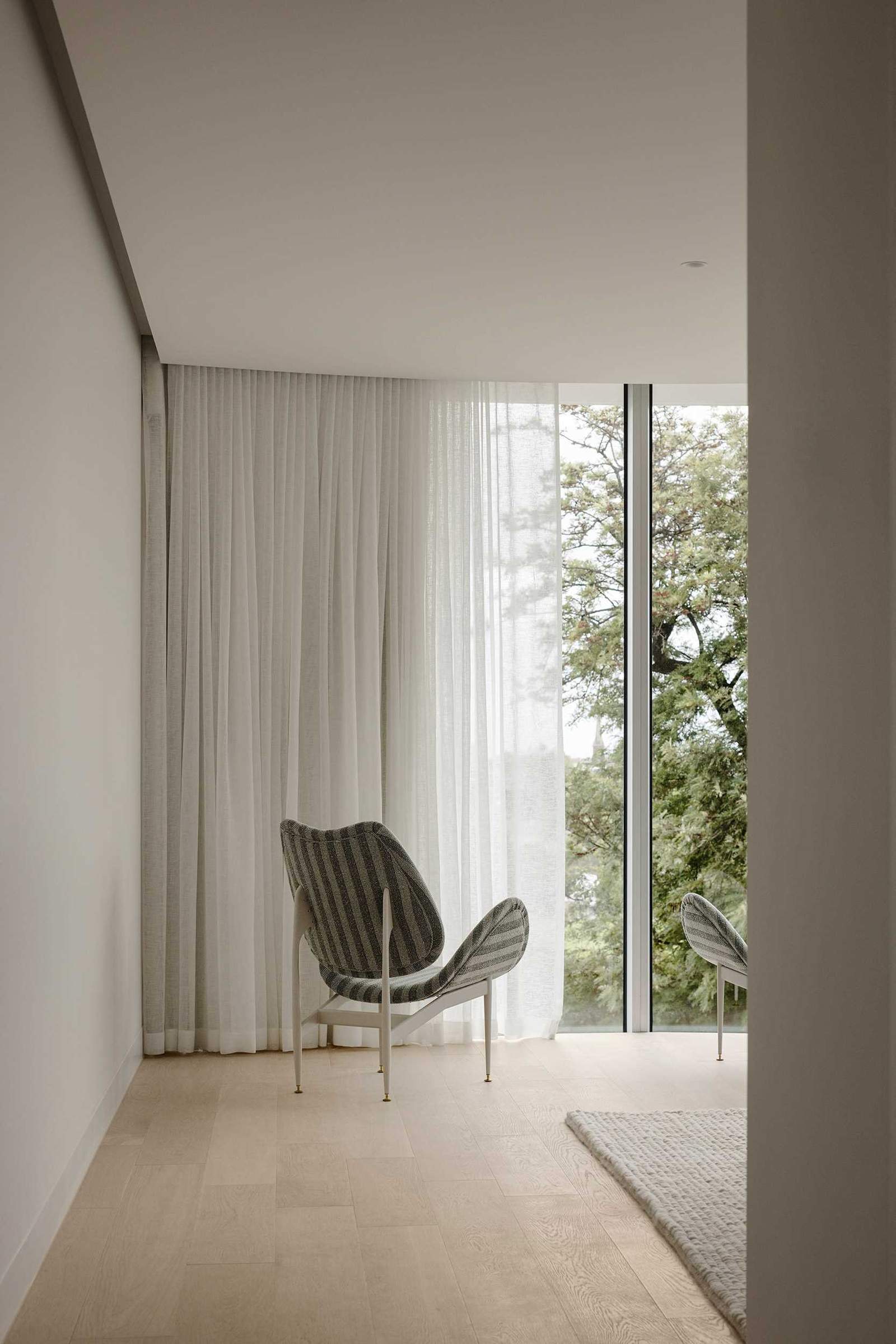 In this modern bedroom, soft and lightweight curtains add a delicate touch, creating a luxurious and relaxing atmosphere.