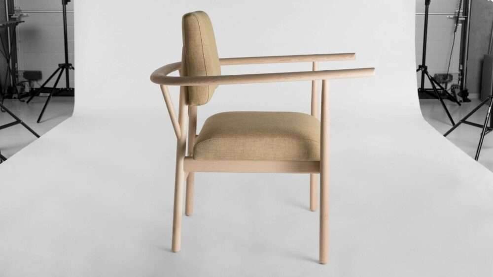 Lotte: an armchair aiding independence in old age لوت: كرسي بذراعين يساعد على الاستقلال في الشيخوخة