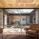 Cata-vento House / Equipe Lamas - Interior Photography, Living Room, Sofa, Wood, Windows, Beam