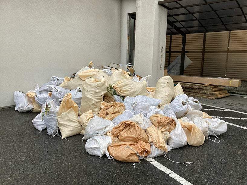 since the site was on a hill, it was difficult to dispose of the garbage, and everyone carried them down.