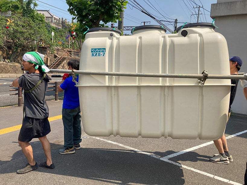 a septic tank weighing approximately 180 kg was carried to the site