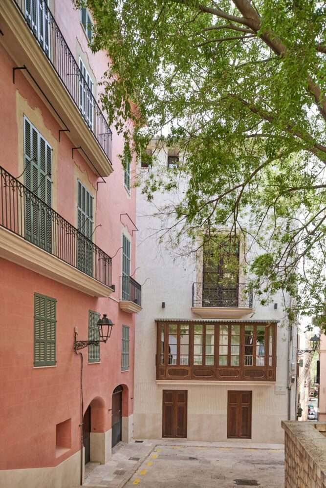 Renovation of two historic buildings with noble materials and contrasting elements in Palma