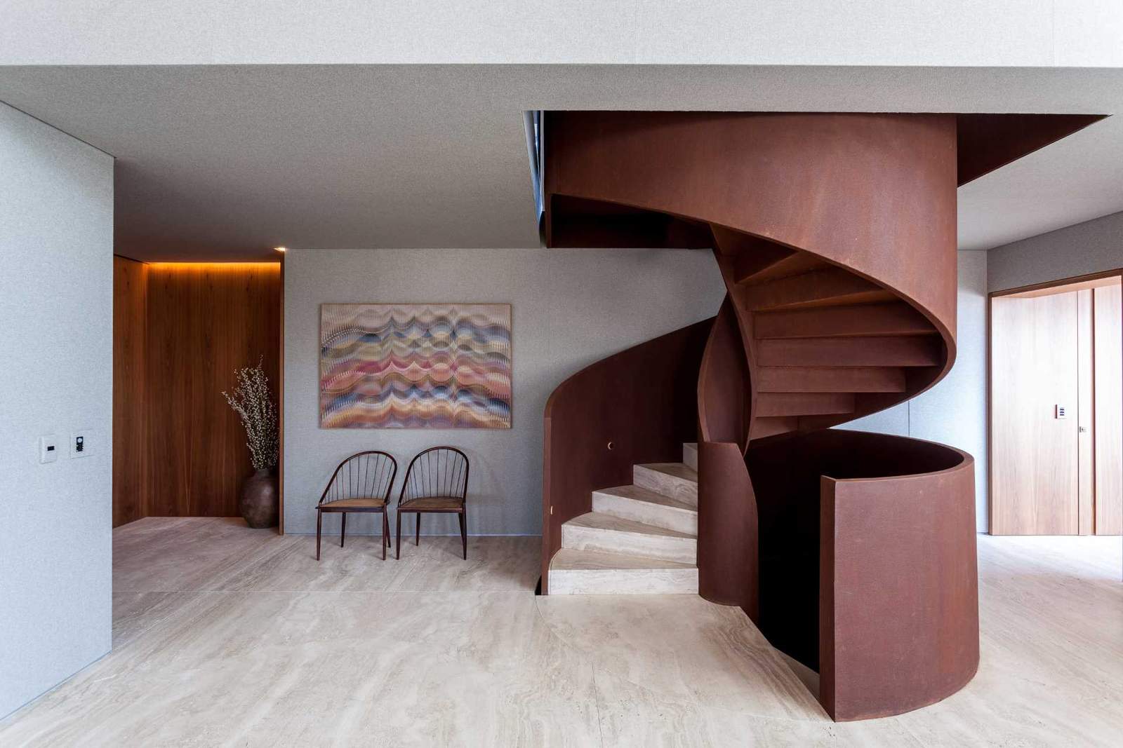 The spiral staircase, which stands out as a sculptural element in the interior, is made from Corten steel.