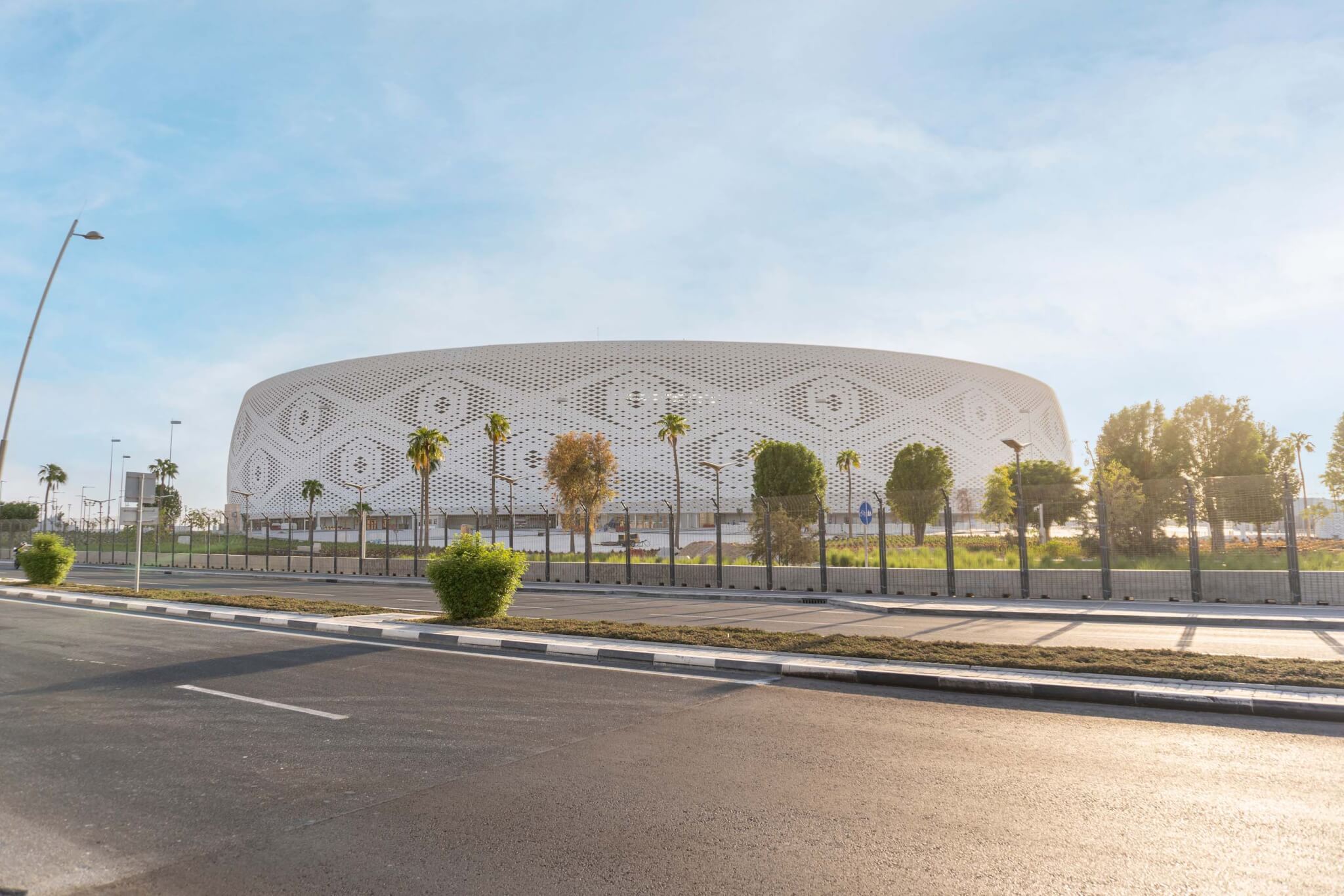 السطح الخارجي لاستاد الثمامة الأبيض