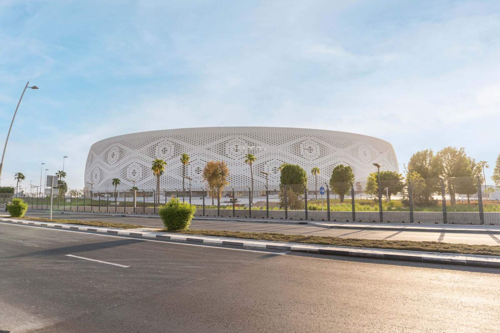 السطح الخارجي لاستاد الثمامة الأبيض