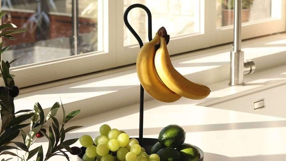 This fruit bowl keeps bananas with a simple hook وعاء الفاكهة هذا يحافظ على الموز بخطاف بسيط