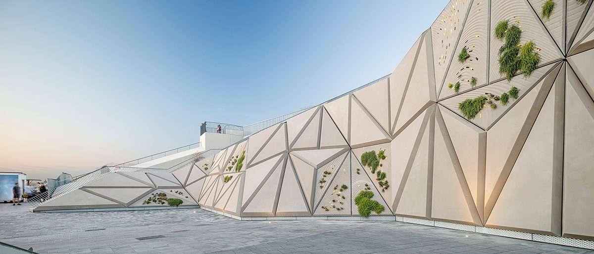 Create a walkable façade to display a platform that evokes the salt crystals of Barcelona