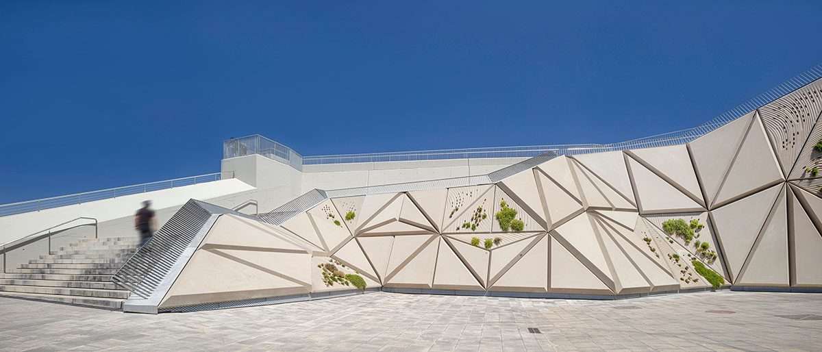 Create a walkable façade to display a platform that evokes the salt crystals of Barcelona