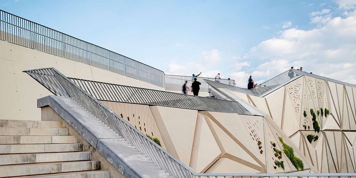 Create a walkable façade to display a platform that evokes the salt crystals of Barcelona