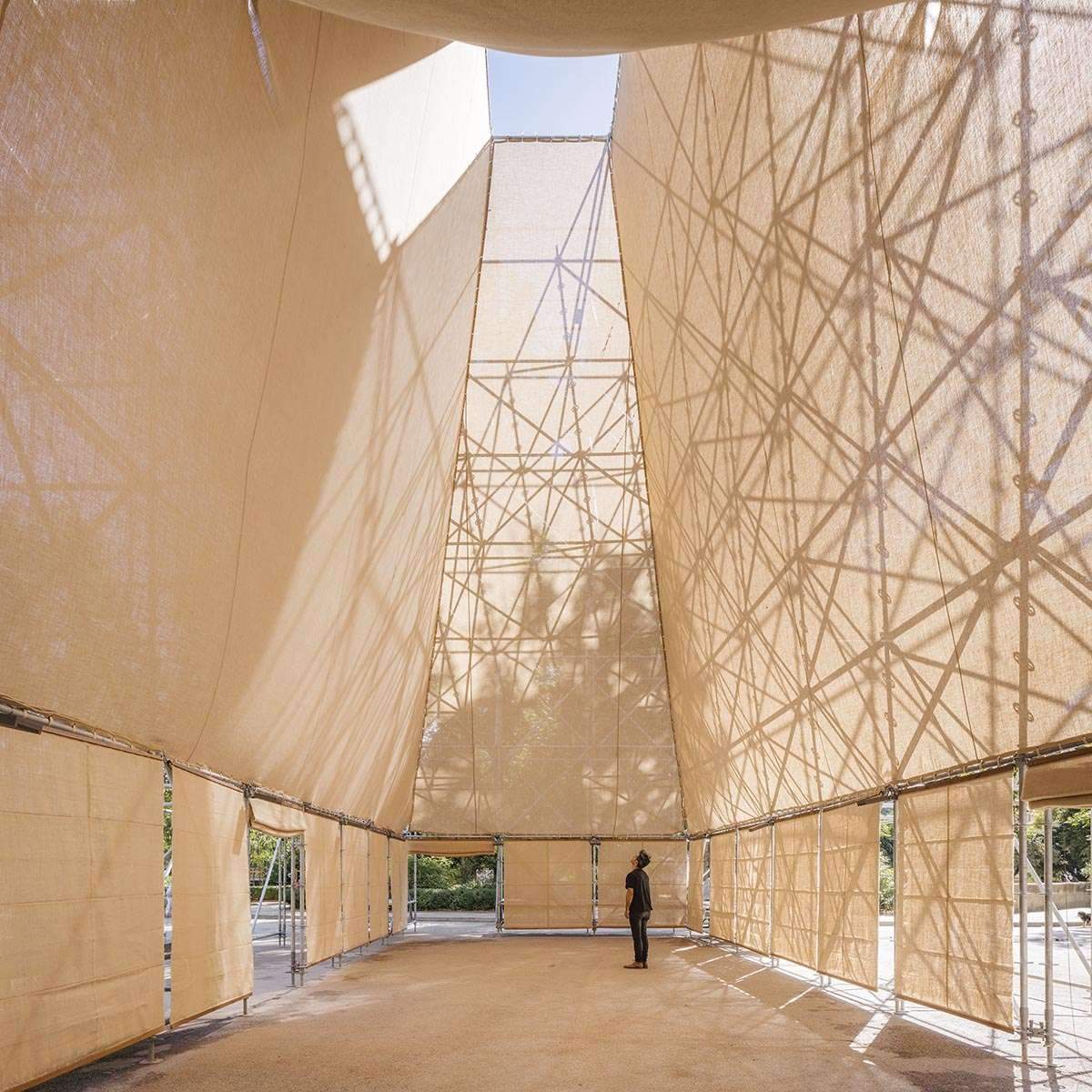 تغطية جناح Aire Pavilion بسقالات عملاقة غير متكاملة