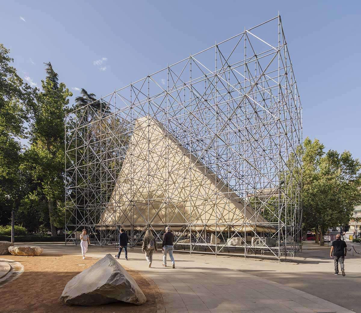 تغطية جناح Aire Pavilion بسقالات عملاقة غير متكاملة