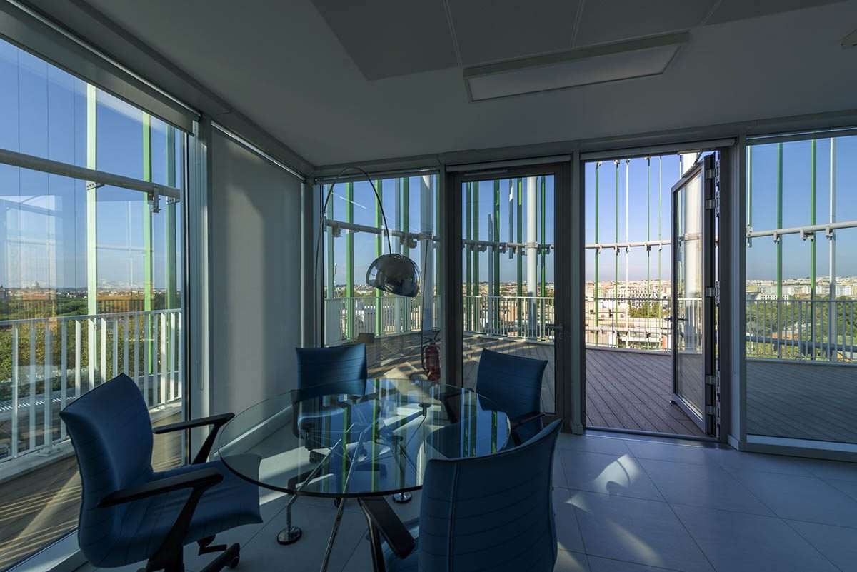 Construction of a climate-sensitive university building with elliptical towers in Rome