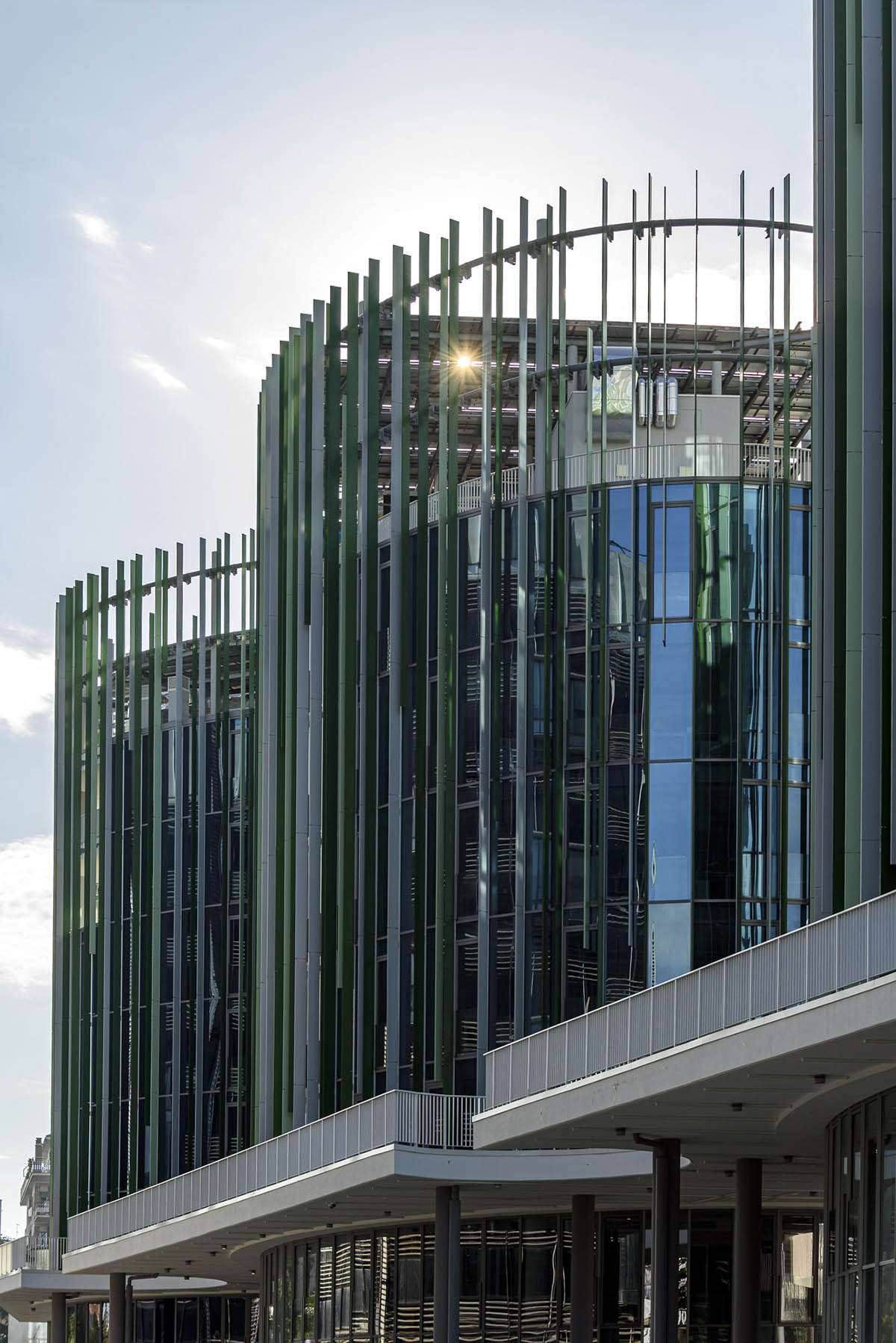 Construction of a climate-sensitive university building with elliptical towers in Rome