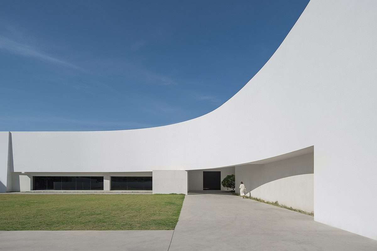 اللعب بالهندسة التجريدية لتصميم Future Artspace H في شانتو