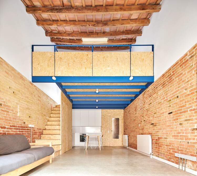 105JON Renovation of a House Between Dividing Walls / Vallribera Arquitectes - Interior Photography, Living Room, Wood, Brick, Facade, Column