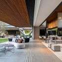Tetra House / Felipe Caboclo Arquitetura - التصوير الداخلي ، غرفة المعيشة ، الطاولة