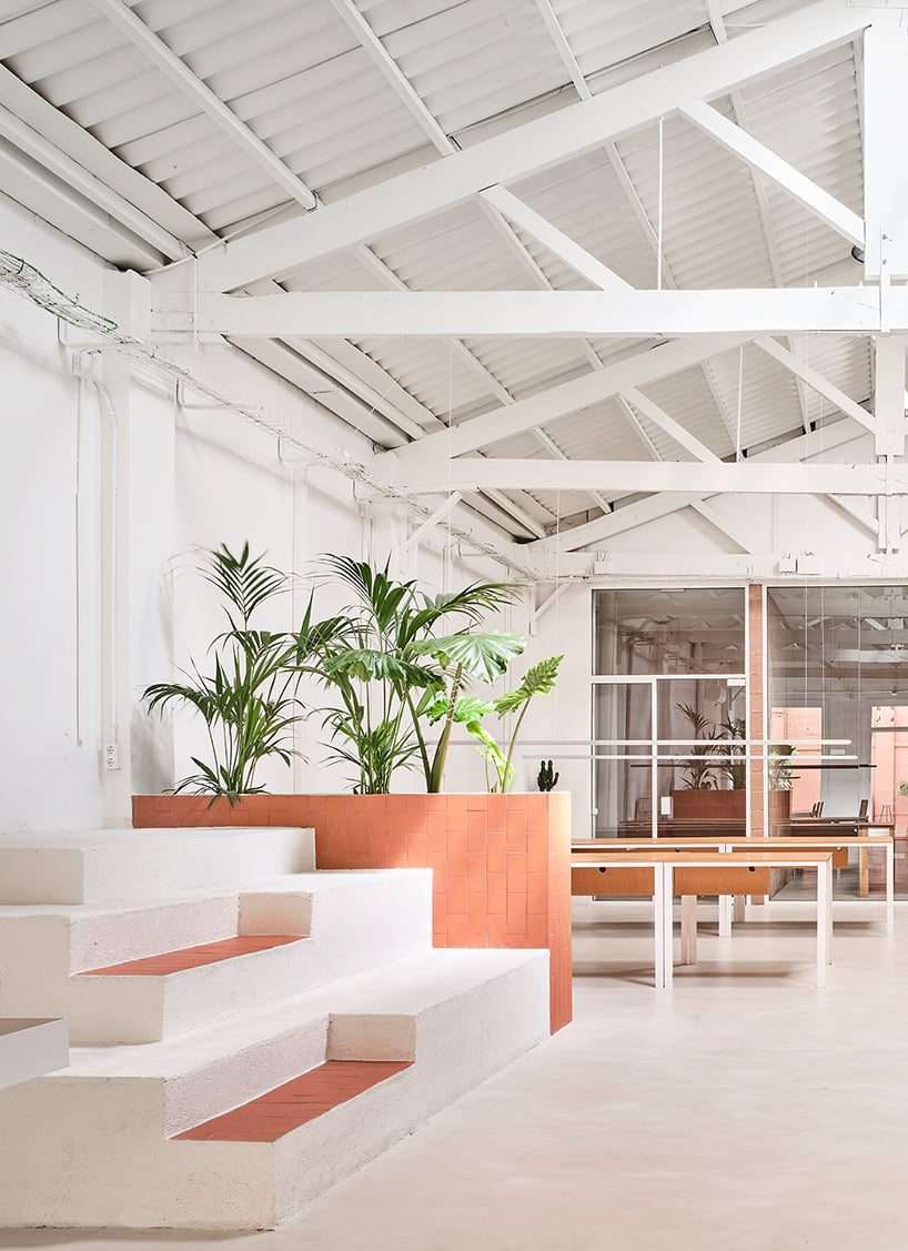 إعادة تحويل مستودع إلى مكتب متعدد الأغراض في برشلونة 11