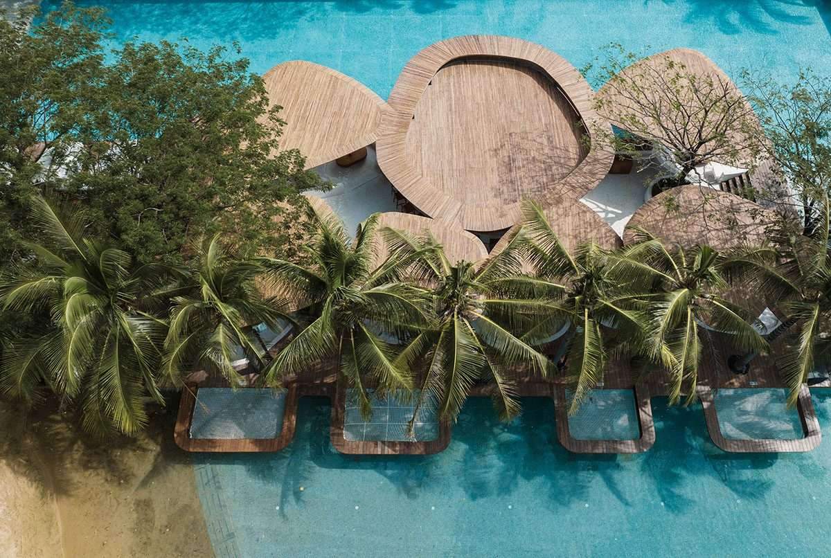 إنشاء نادي شاطئي بأشجار الخيزران المنسوجة في الصين