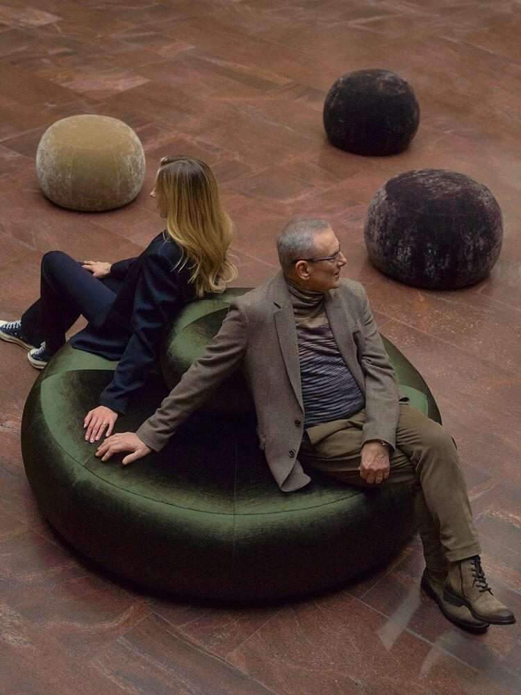 Use of organic spherical furniture technology in disforma collections