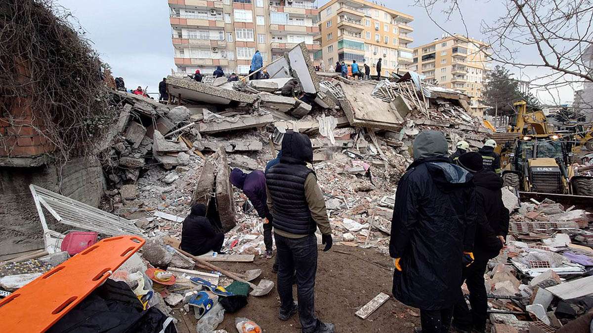 السلطات التركية تعتقل مقاولين على صلة بمباني منهارة في زلزال 6 فبراير