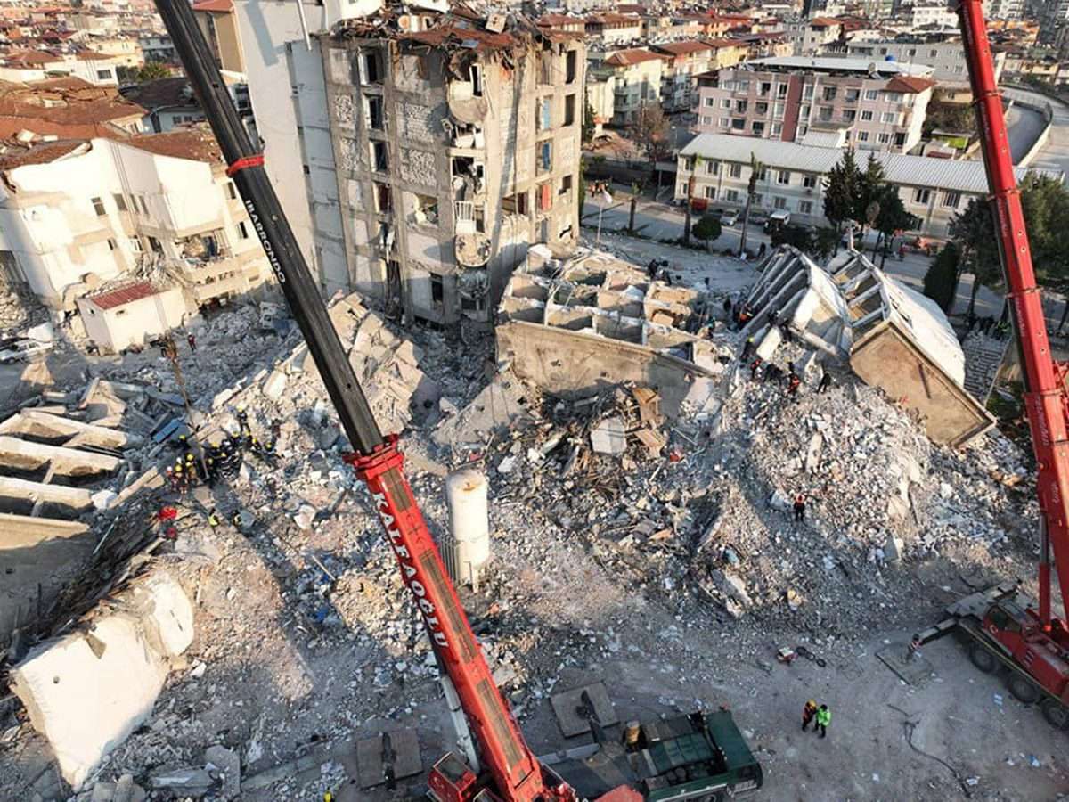 السلطات التركية تعتقل مقاولين على صلة بمباني منهارة في زلزال 6 فبراير
