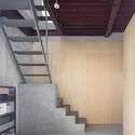 منزل في Kohama / Shimpei Oda Architect's Office + Loowe Inc. - التصوير الداخلي ، السلالم ، الشعاع ، الدرابزين
