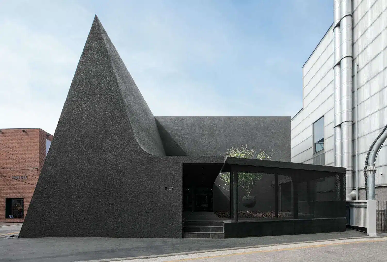 JUUN J.: first flagship store by WGNB JUUN J: أول متجر رئيسي من WGNB